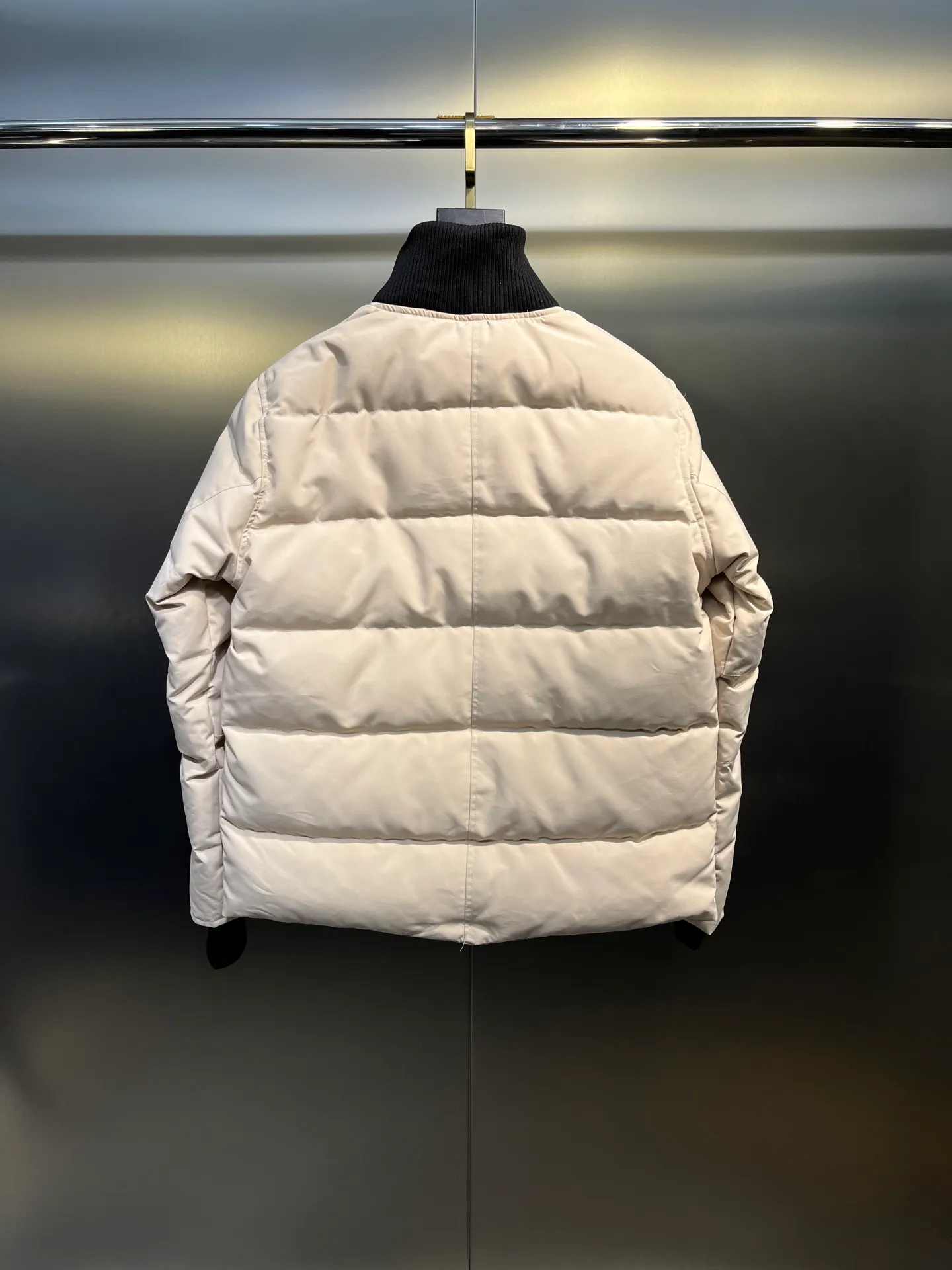 P840 Ganand Goose⭐️Canada Goose men’s new short style is the most popular autumn and winter item on INS in recent years. More and more people are choosing goose down jackets. Fur collar: wolf hair! Canada Goose super 3D technology waterproof fabric treatment, perfect wind resistance, cold resistance, and high temperature resistance! Built-in plush heat storage to keep warm, heats up quickly and warms up quickly! Personalized design, exquisite workmanship, smooth to the touch and comfortable on the skin. Double-layer windproof cuffs, windproof and frostproof! The pocket design is beautiful and practical. The Canada Goose down jacket has been the most popular thermal suit in the world in the past two years. It has far surpassed the down jackets in the Mengkou Kingdom. At the same time, the style is classic and never goes out of style. Don’t be afraid of this cold winter, all you need is a Canada Goose down jacket. Item number: 42 styles Size: S-3XL